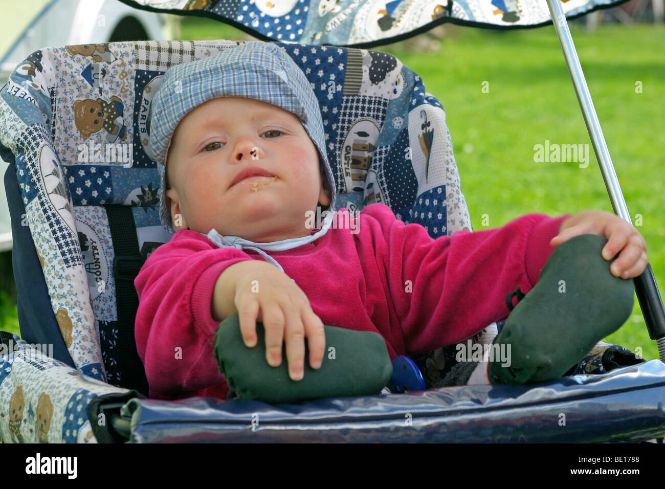 Porträt von einem Babymädchen sitzen in ihrem Kinderwagen Stockfoto