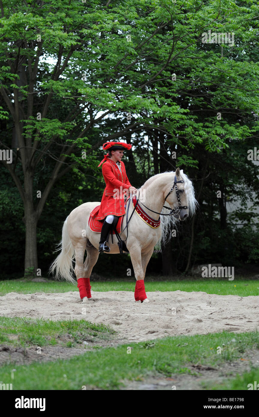 Frau im Kostüm aus dem XVII Jahrhundert auf ihrem Pferd während barocke Reiten Leistung in Warschau, Polen Stockfoto