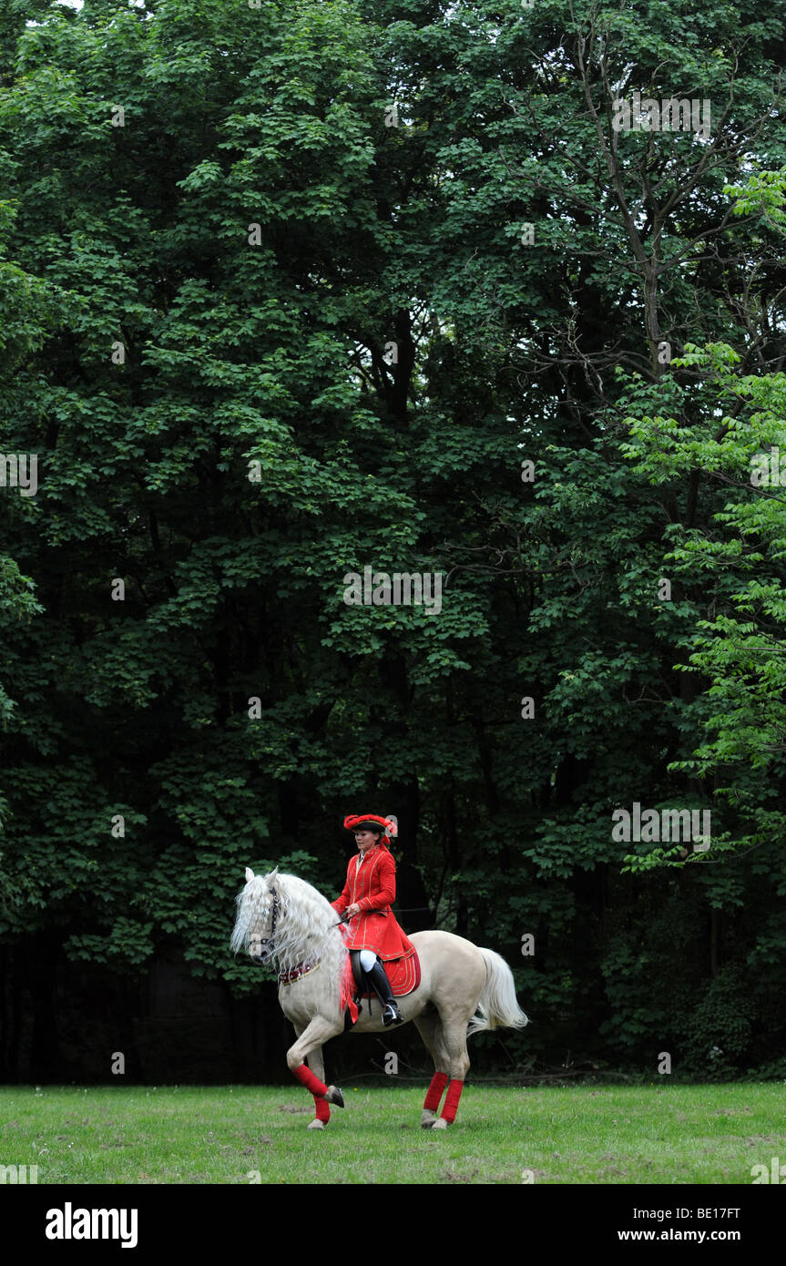 Frau im Kostüm aus dem XVII Jahrhundert auf ihrem Pferd während barocke Reiten Leistung in Warschau, Polen Stockfoto