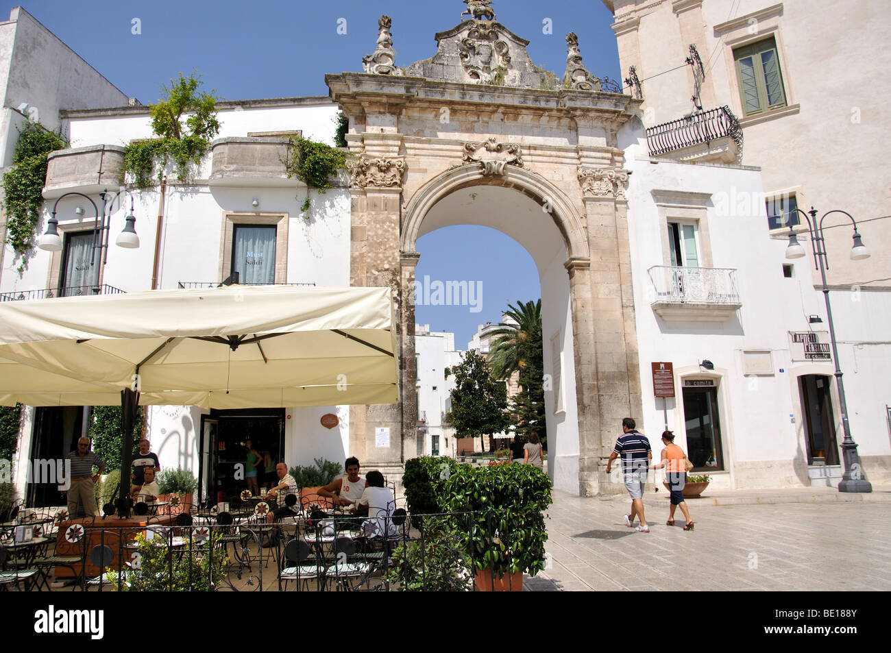 Barockes Tor zur Altstadt, Martina Franca, Provinz Taranto, Apulien Region, Italien Stockfoto