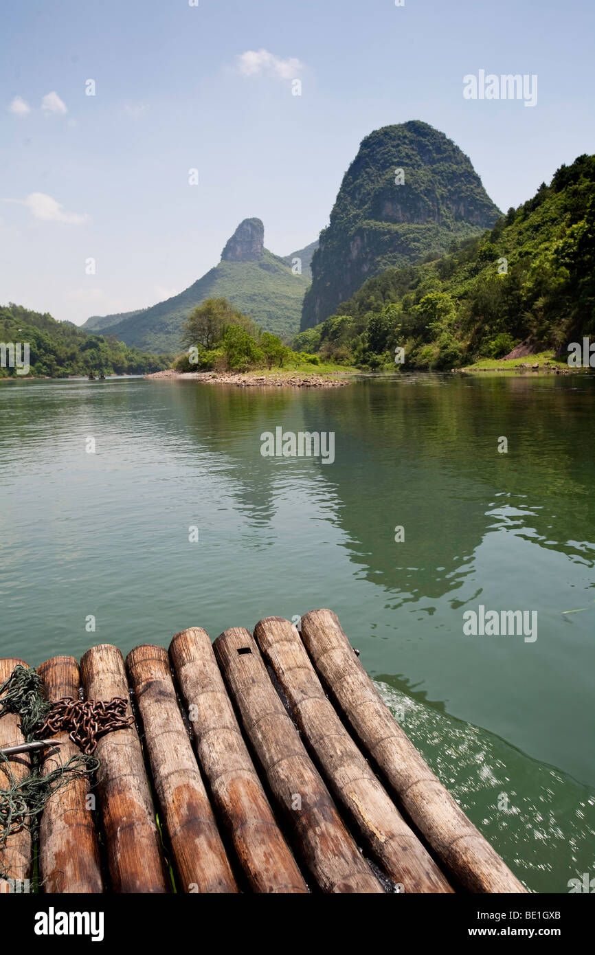 Bambus-Floß auf dem Fluss Li außerhalb Guangxi in China Stockfoto