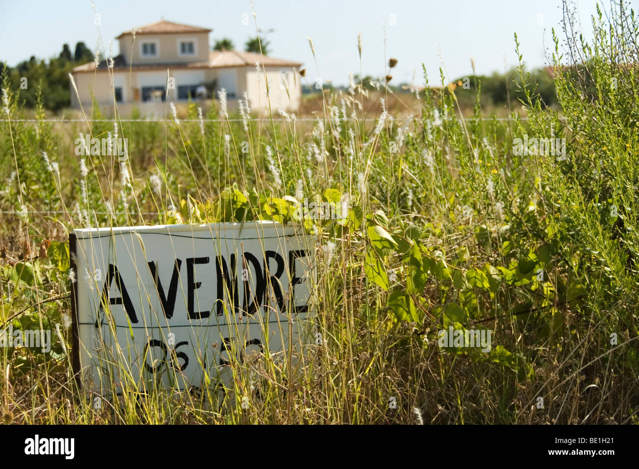 Für Verkauf Zeichen auf Immobilien in Languedoc-Roussillon im Süden Frankreichs. Stockfoto