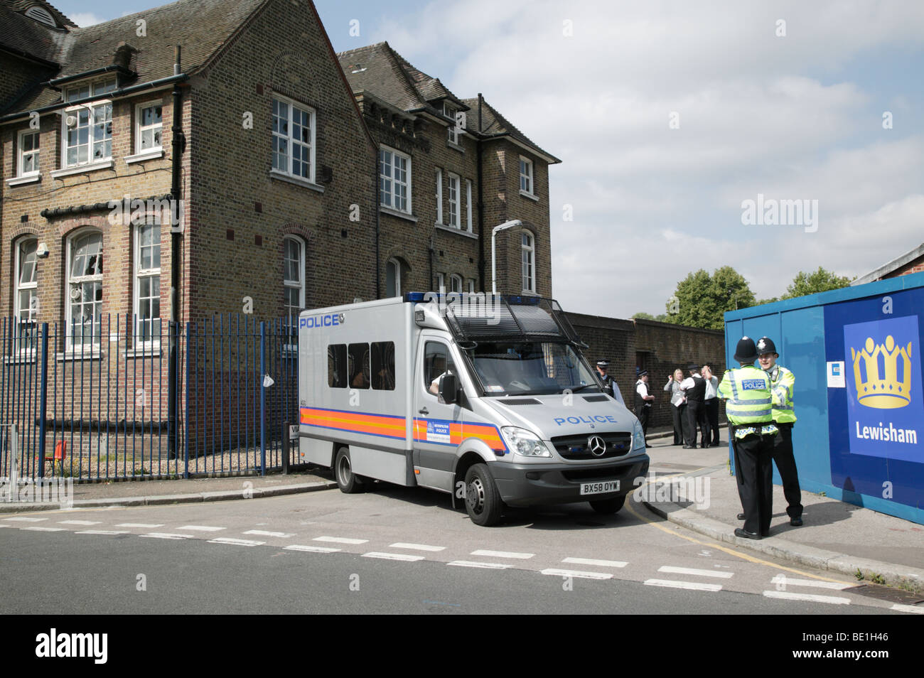 Gerichtsvollzieher, Polizei und Lewisham Rat Beamte versuchen, wieder in Besitz der Demonstrant besetzt Lewisham Brücke Grundschule Stockfoto