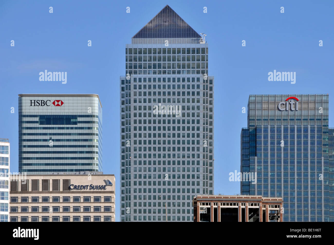 Nahaufnahme von HSBC und Citigroup Bank- und Finanzdienstleistungen Unternehmen Wolkenkratzer & Logos flankieren die Canary Wharf Tower Stockfoto