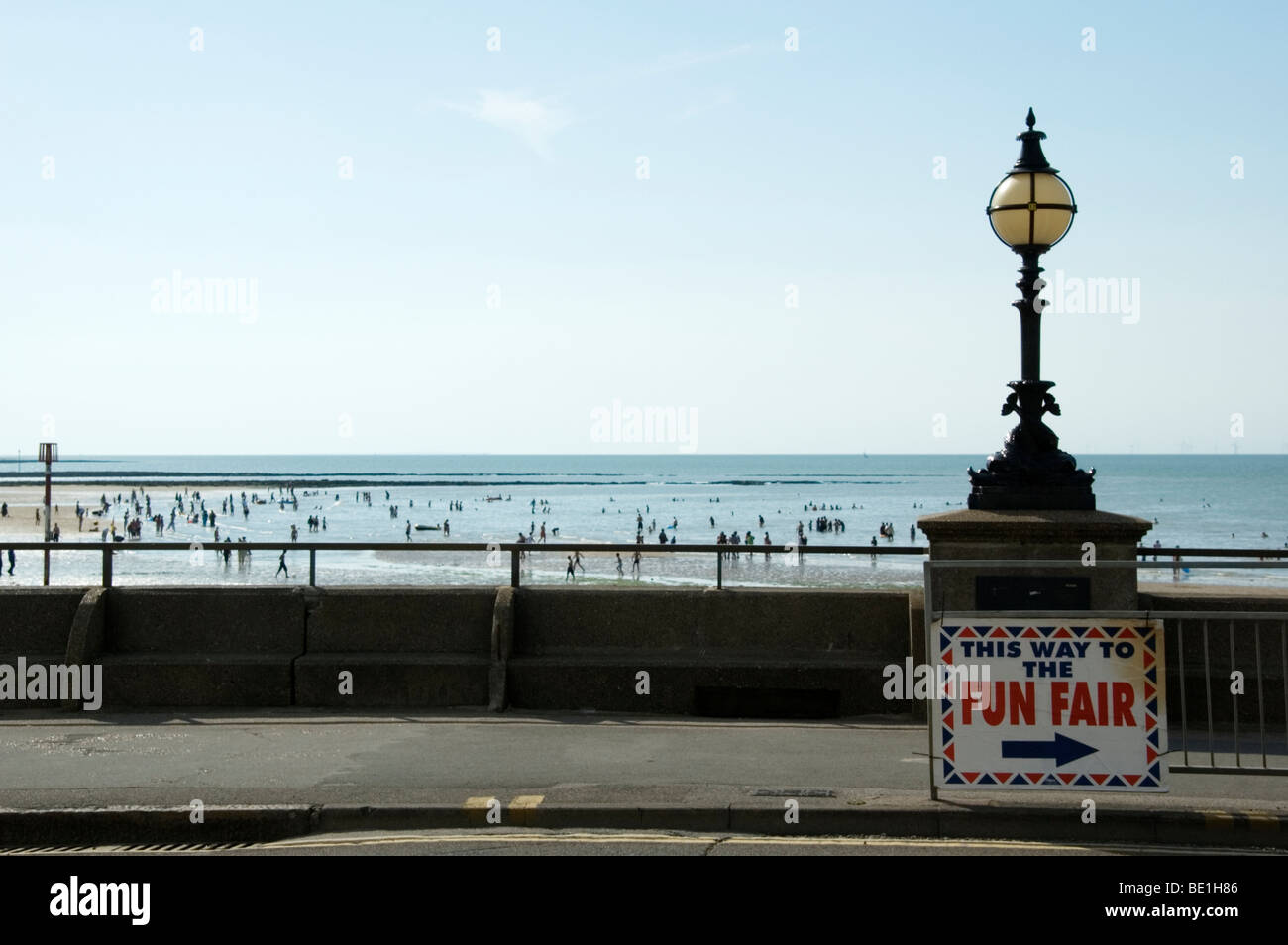 "Diese Art der Kirmes" zu unterzeichnen, an der Strandpromenade in Margate, Kent, England Stockfoto