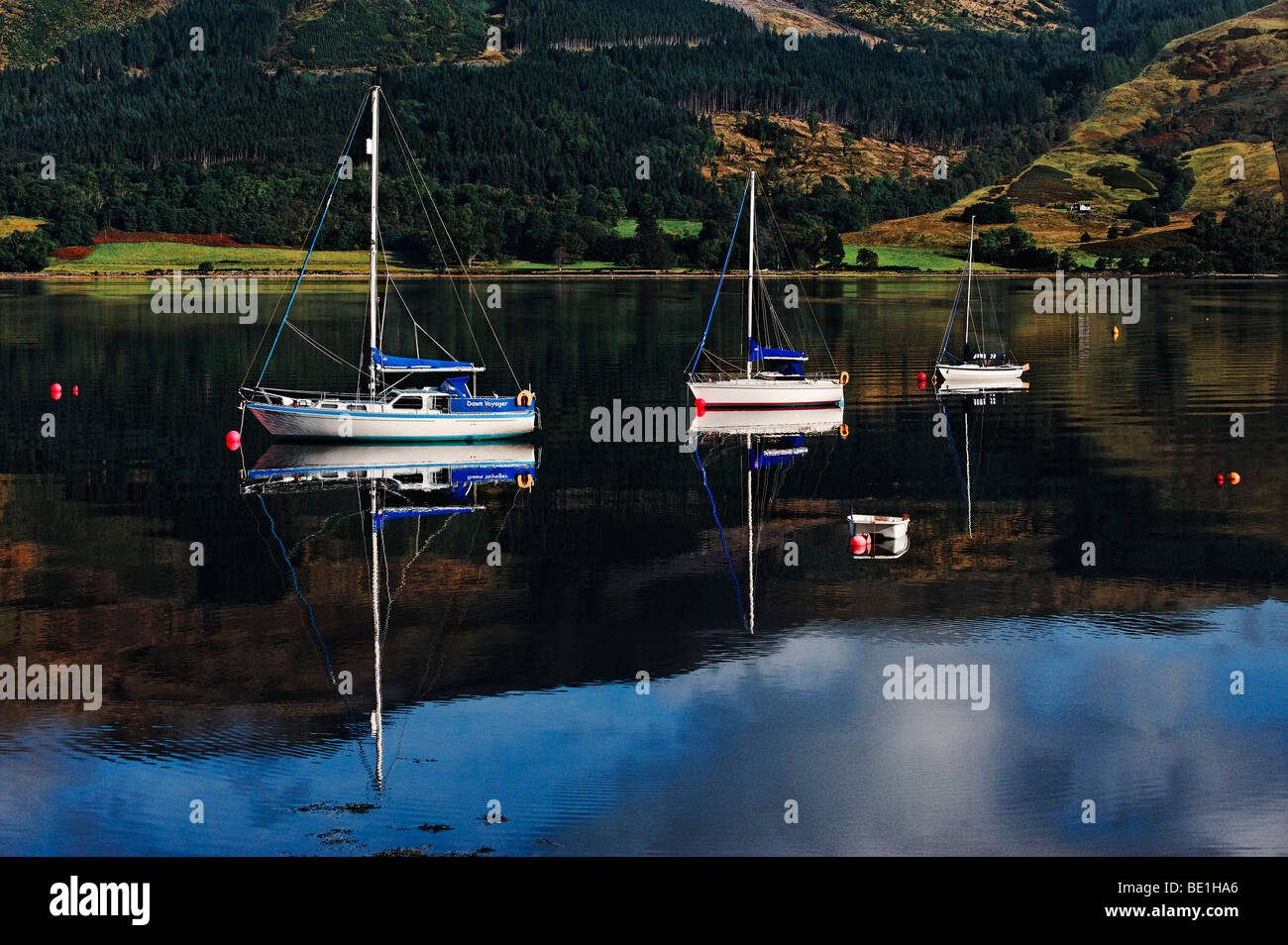 Yachten vor Anker am Loch Leven in Argyle-Schottland Stockfoto