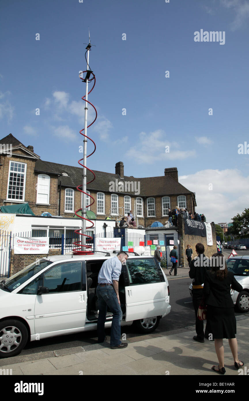BBC London broadcast Außeneinheit Berichterstattung über die Auseinandersetzung zwischen Menschen besetzen Lewisham Bridge School und der Gerichtsvollzieher Stockfoto