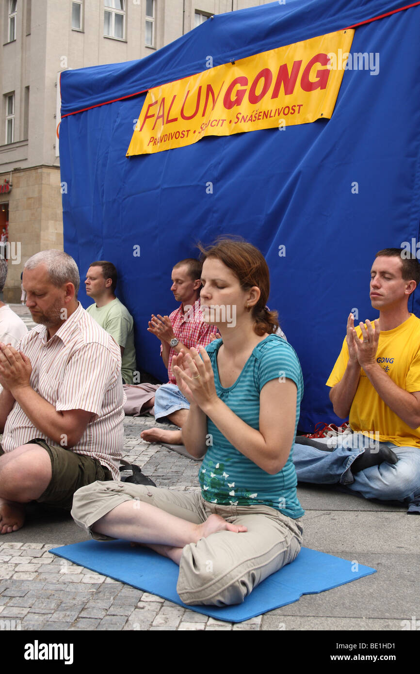 Falun Gong-Praktizierenden in Vaclavske Namesti meditieren. Prag. Tschechische Republik. Stockfoto