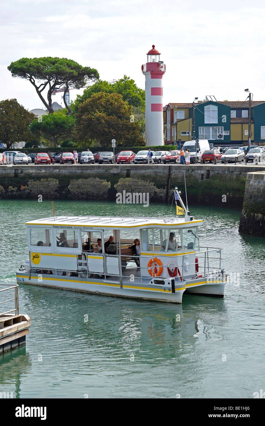 Elektrisch betriebene Wasserbus am alten Hafen Hafen La Rochelle, Frankreich Stockfoto