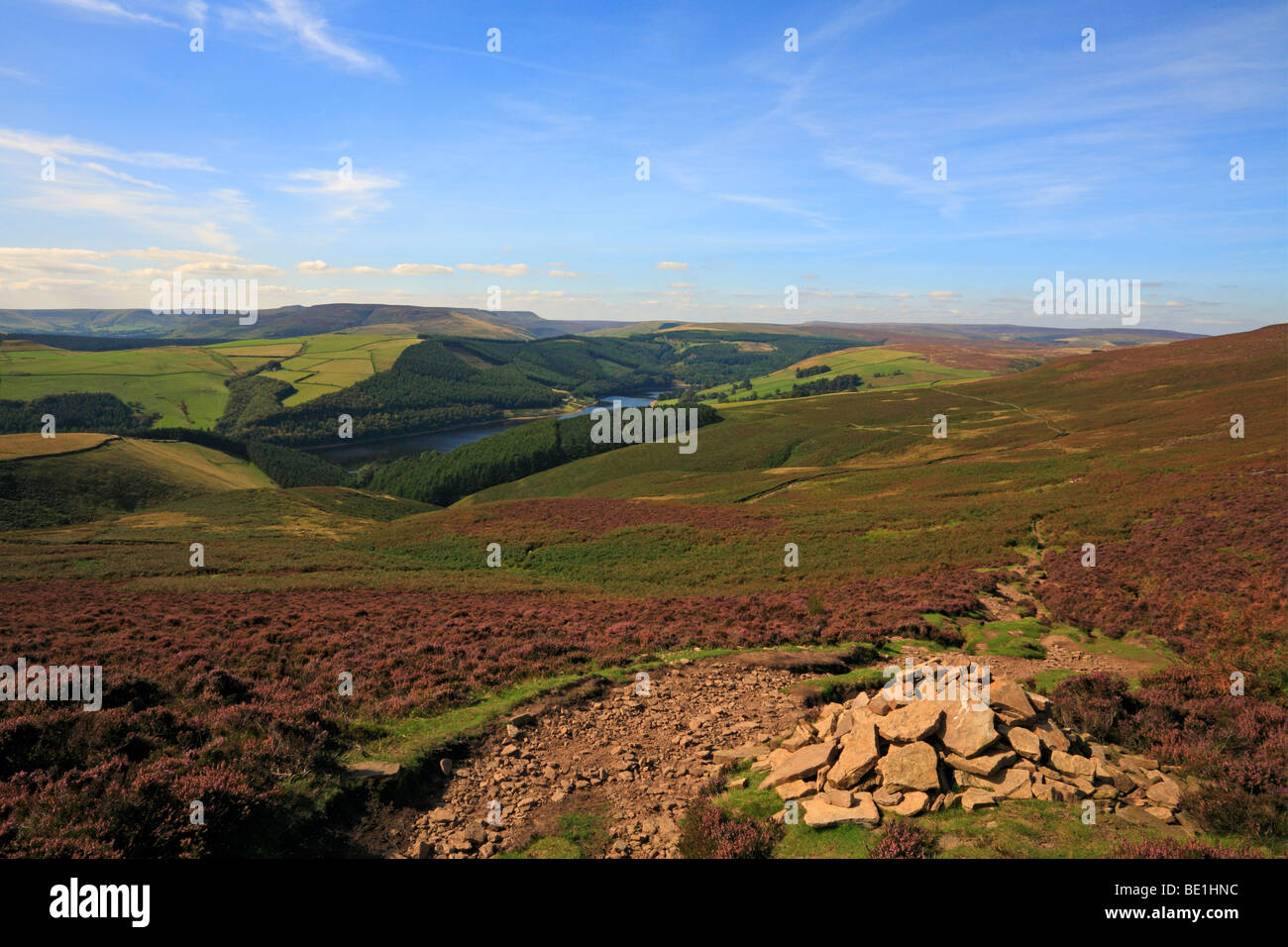 Ladybower und Derwent Stauseen in der oberen Derwent Valley in Richtung Kinder Scout, Derbyshire Peak District National Park, England, UK. Stockfoto