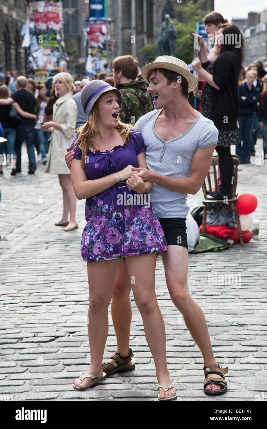 Edinburgh Festival Fringe Schauspieler fördern ihre Leistung von The Boyfriend auf der Royal Mile Stockfoto