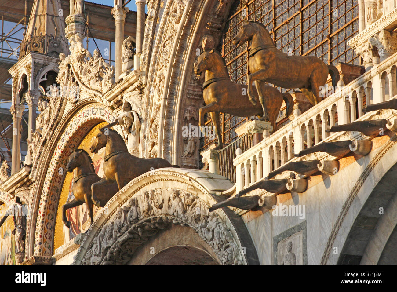 Berühmte Pferde, entworfen vom Bildhauer Lysippos auf das Logia von der Basilica di San Marco.Venice Stockfoto