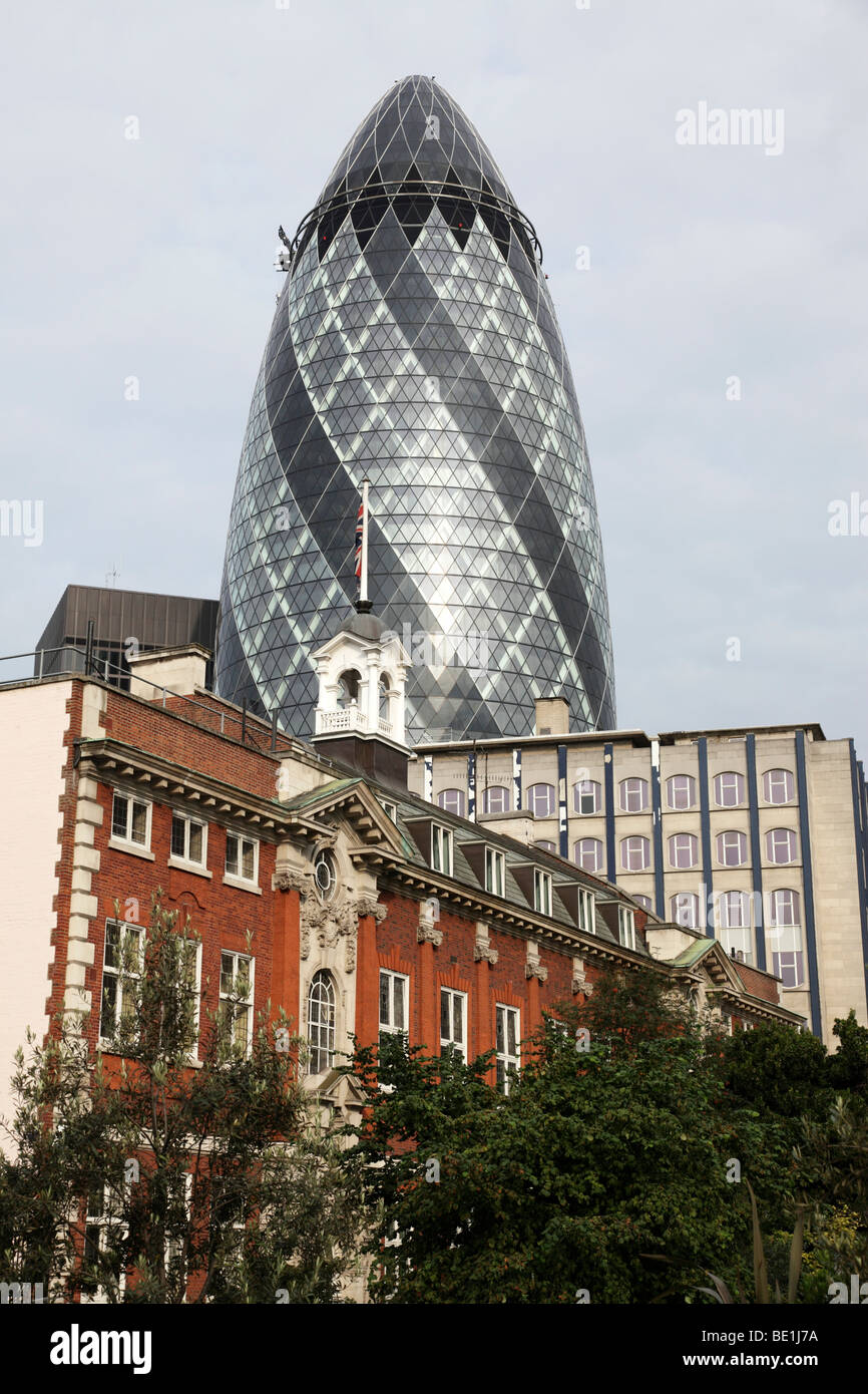 die Gurke hinter Gebäuden entlang Herzöge Ort innerhalb der Stadt von London-uk Stockfoto
