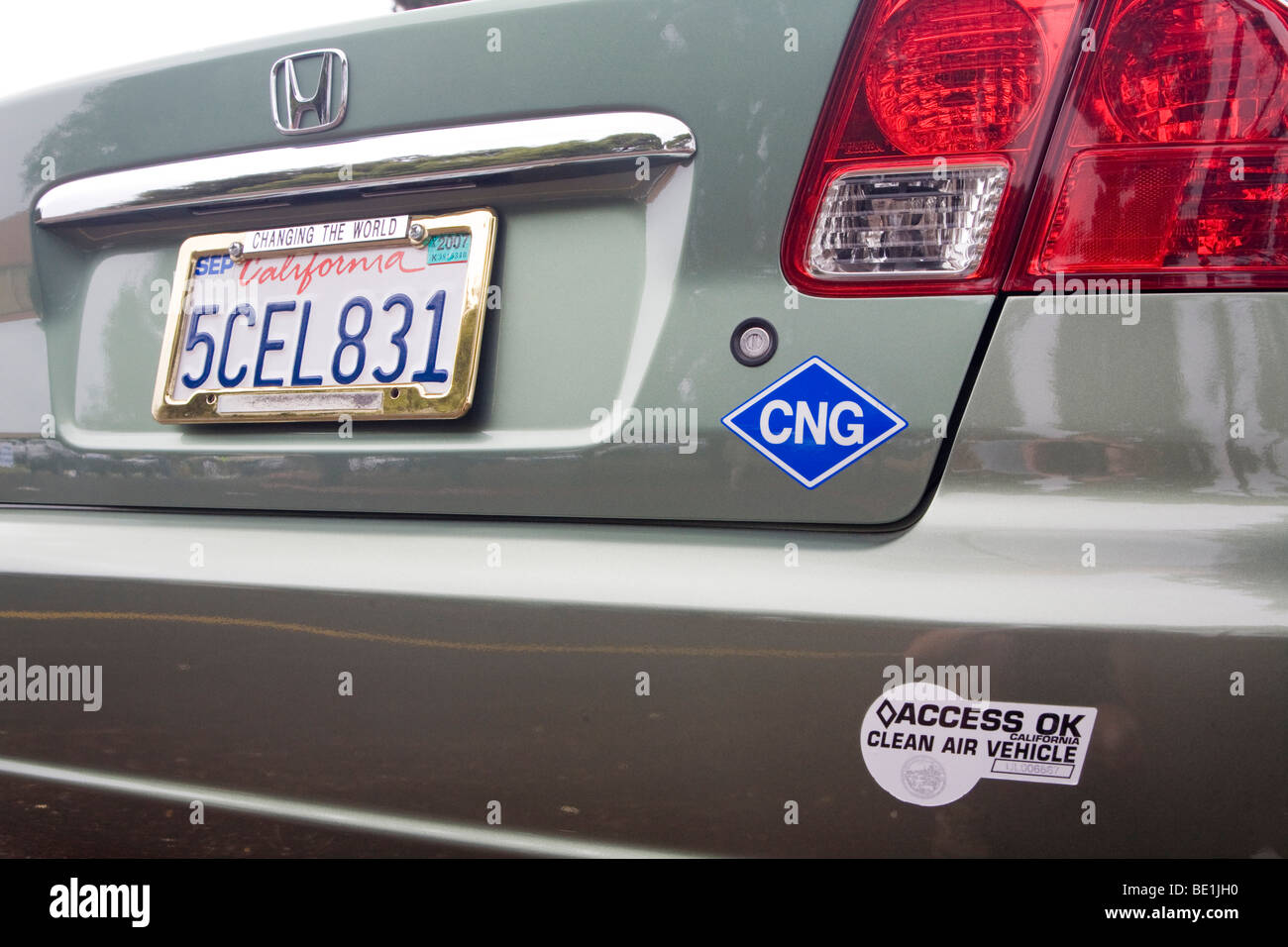Rückansicht des Honda Civic Erdgasfahrzeug (NGV) mit einem CNG (compressed Natural Gas) und saubere Luftfahrzeug Aufkleber. USA Stockfoto