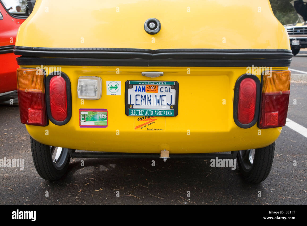 CityEl 3-Rad Elektro-Auto (hergestellt von CityCom AG) mit einem Kennzeichen "LEMN WEJ' (Zitronenscheibe). Stockfoto