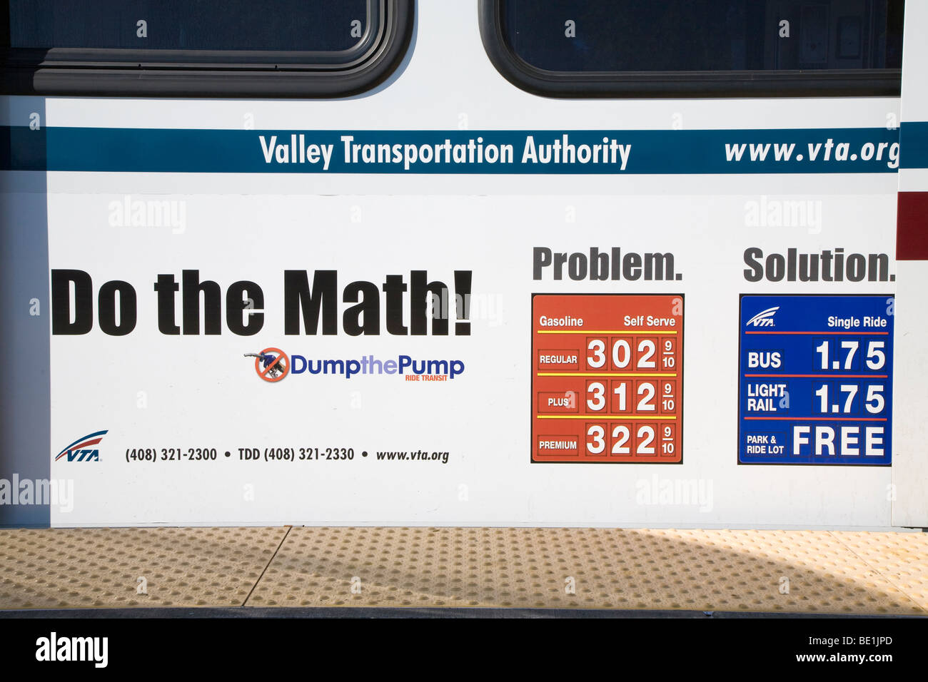 Öffentlicher Nahverkehr Werbe auf eine Seite von einem leichten Waggon VTA vergleicht man die Kosten für die Fahrgastzahlen um Gaspreise im Jahr 2007. UNS Stockfoto
