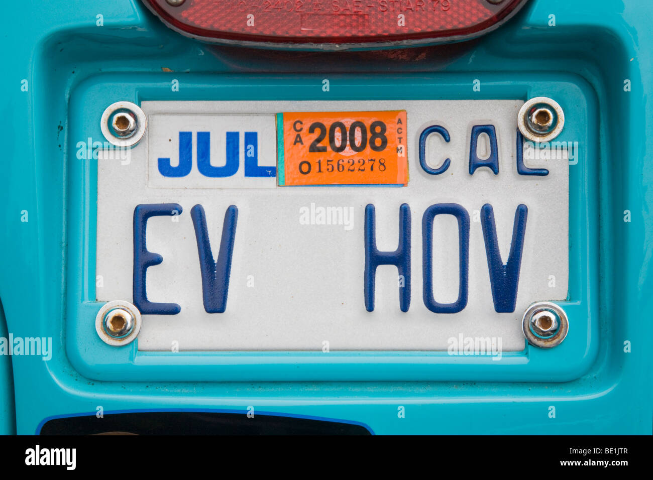 Eine Nahaufnahme von "EV HOV' (Electric Vehicle High-Occupancy Vehicle) Kfz-Kennzeichen auf ein Corbin Motors Spatz. Kalifornien, USA Stockfoto