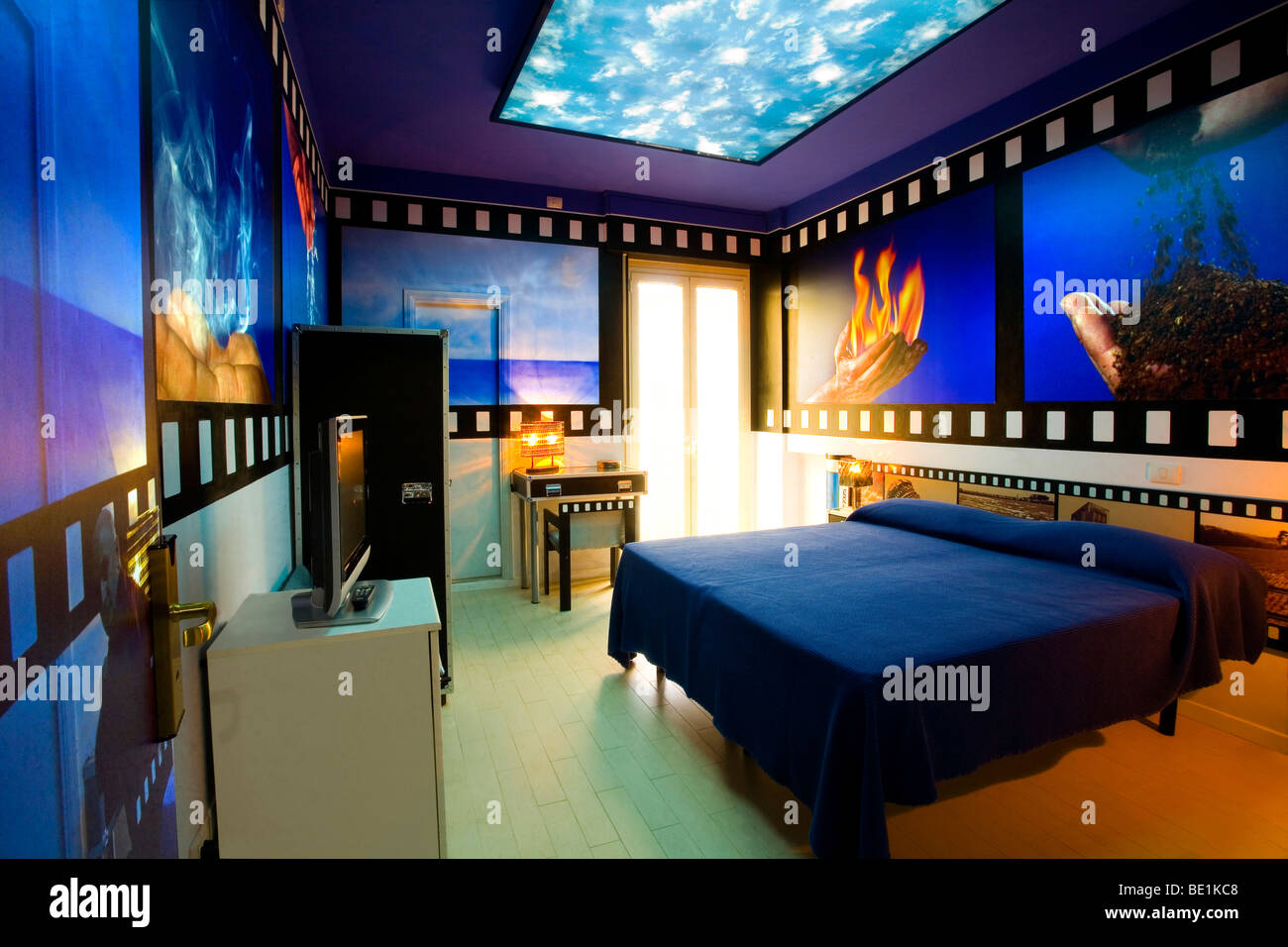 Zimmer 210 - Element des Künstlers Roberto Pagliani im Hotel Alexander Museum Palace in Pesaro, Marken, Italien Stockfoto