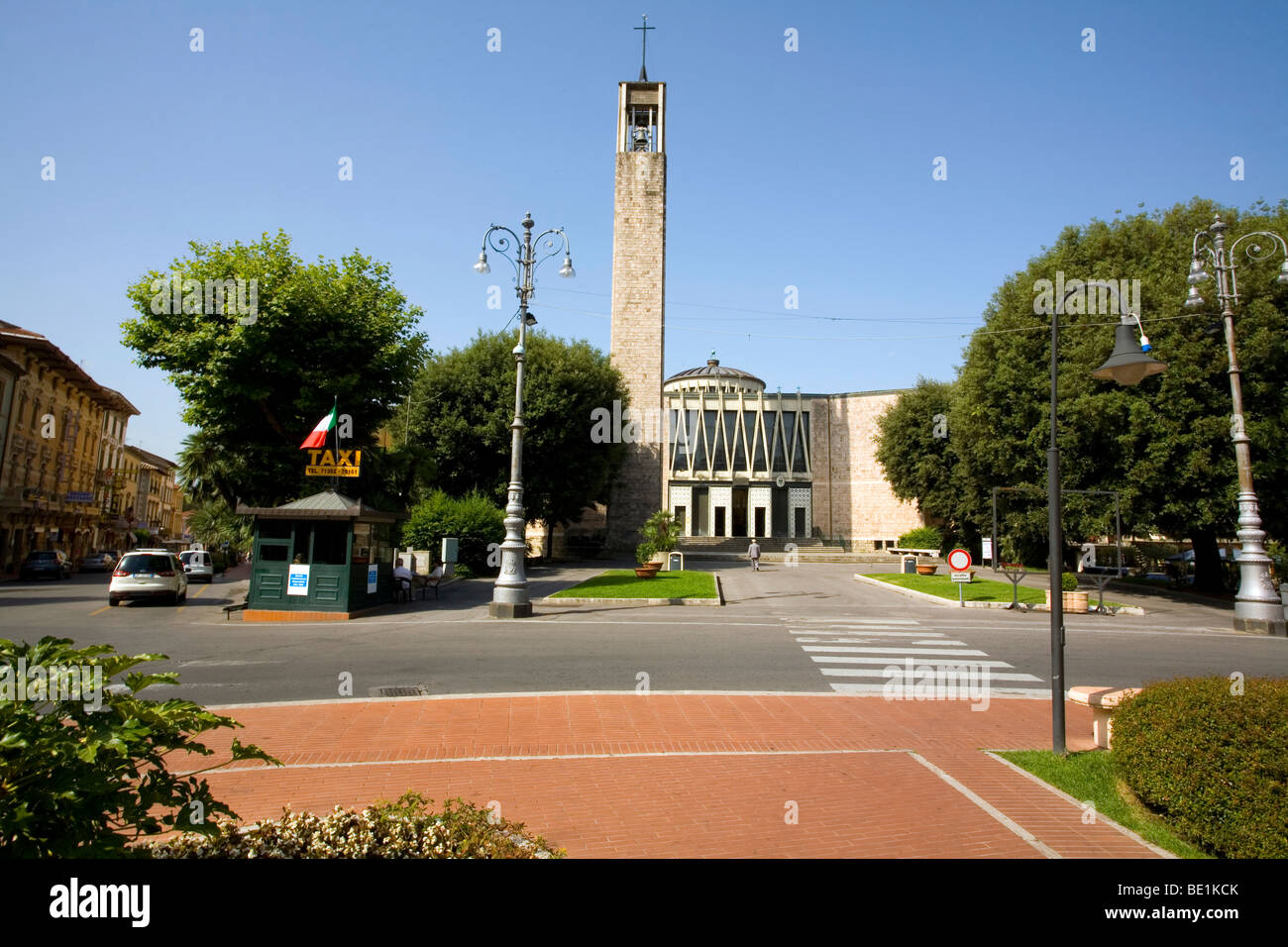 Piazza del Popolo ist Zentrum von Montecatini Terme mit der klassizistischen Kirche Santa Maria Assunta, in der Toskana, Italien Stockfoto