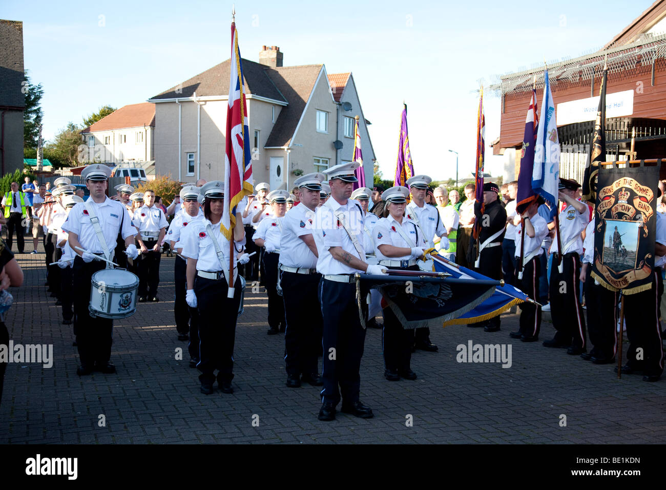 Ardrossan Winton Flute Band, senken Sie ihre Fahnen gegen Jahresende ihre Parade in Kilwinning, Ayrshire, Schottland Stockfoto