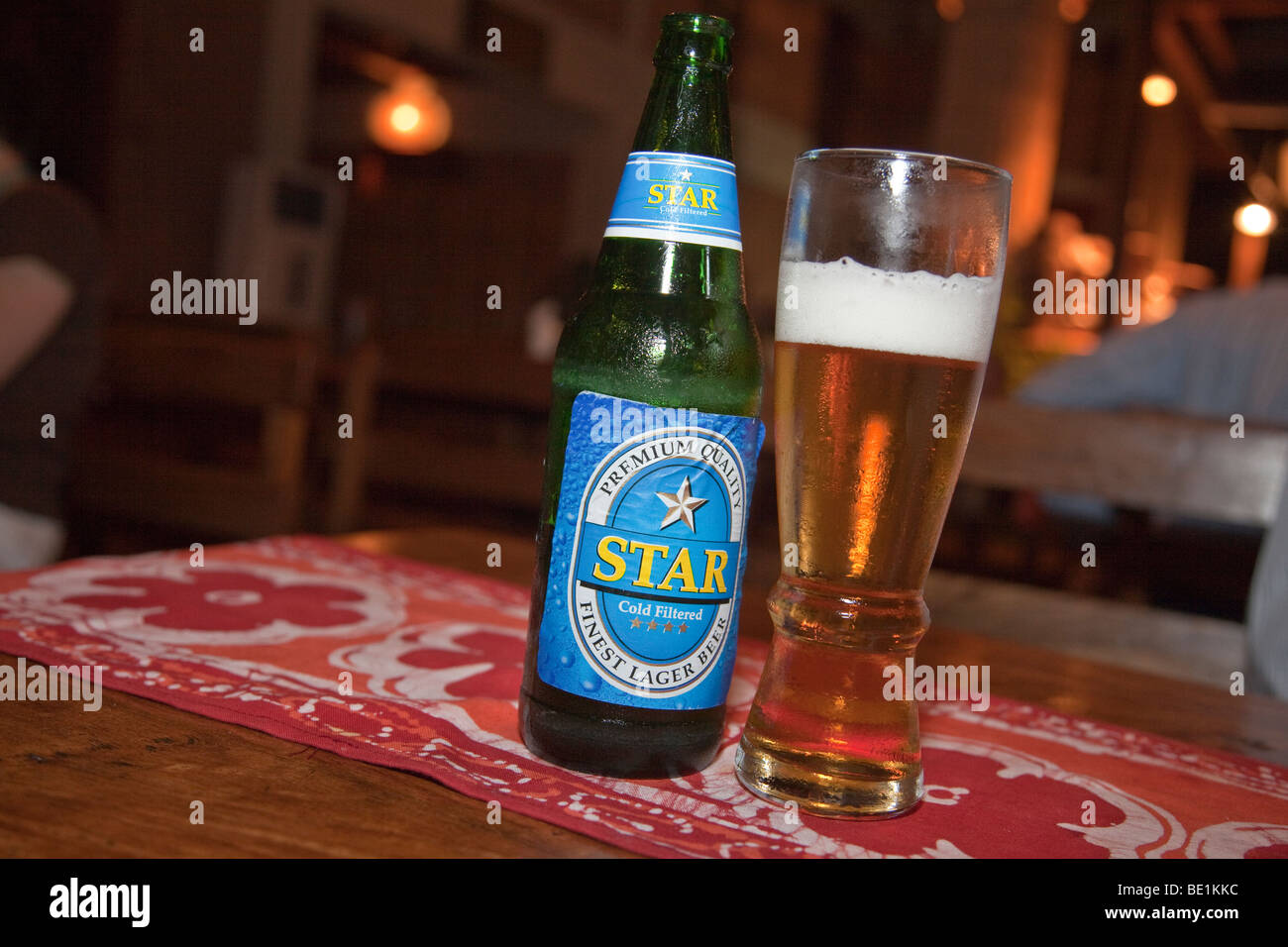 Nigerias Sterne Bier im Wakkis Indian Restaurant in Abuja. Stockfoto