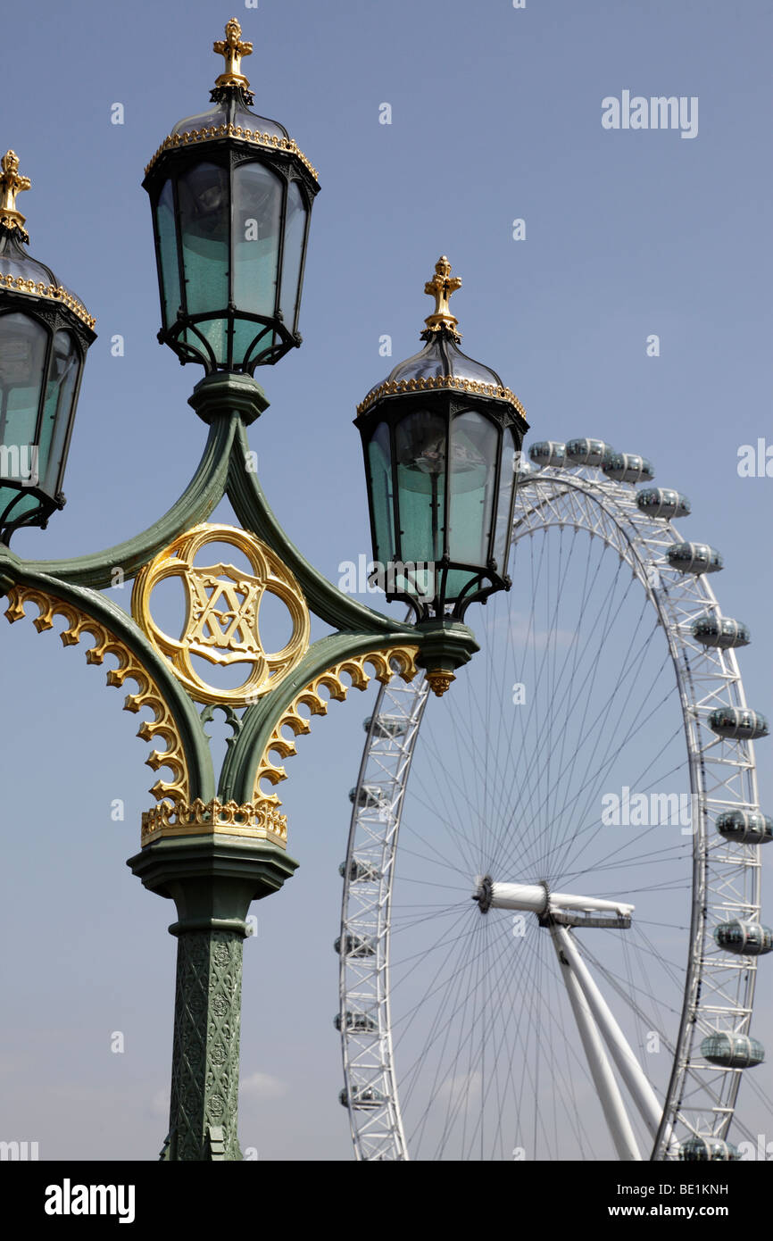 oben auf einem Laternenpfahl auf Westminster Bridge mit dem Millennium Wheel in der Hintergrund-London-uk Stockfoto