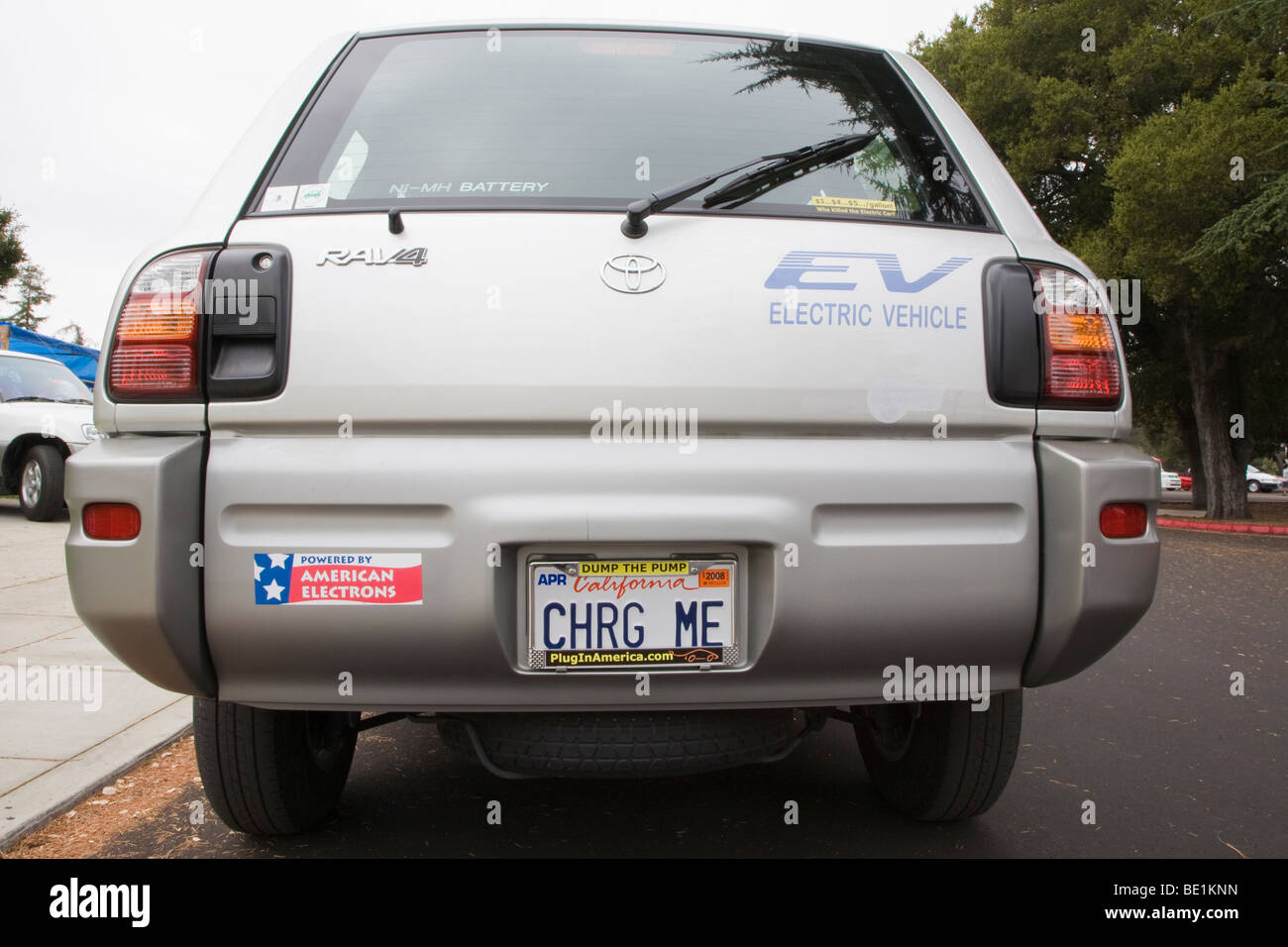 Heckansicht des Toyota RAV4 Elektroauto bei einer elektrischen Fahrzeug Rallye in Palo Alto mit "Anlegen ME" (mir Kosten) Kfz-Kennzeichen. USA Stockfoto