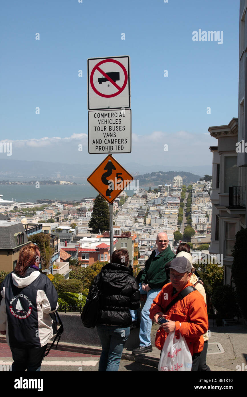 Verkehrsschilder an der Spitze der Lombard Street, die steilste Straße in San Francisco Kalifornien, USa Stockfoto