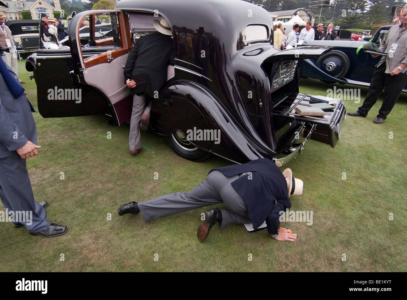 Concours Richter inspizieren ein 1933 Rolls-Royce Phantom II Continental Coupé beim 2009 Pebble Beach Concours d ' Elegance Stockfoto