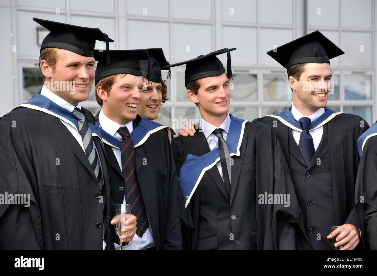 Männlichen Hochschulabsolventen bei Abschlussfeier, Oxford Brookes University, Headington, Oxfordshire, England, Vereinigtes Königreich Stockfoto