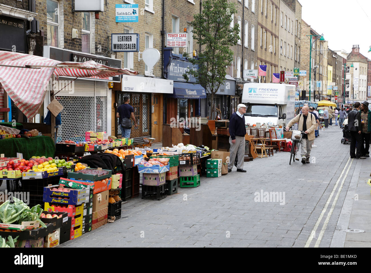 Blick entlang der Ziegelstein-Weg Ost Ende London uk Stockfoto