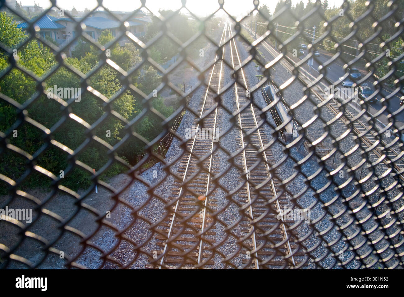 Caltrain Schienen von einer Fußgängerbrücke betrachtet. Der Drahtzaun ist für die Sicherheit. Mountain View, Kalifornien, USA Stockfoto