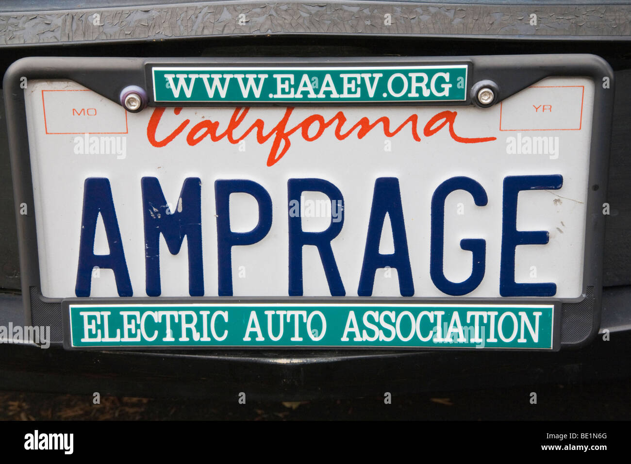 AMPRAGE' (Stromstärke) Nummernschild auf Elektro-Fahrzeug mit einem elektrischen Auto Association Kfz-Kennzeichenrahmen. Kalifornien, USA Stockfoto