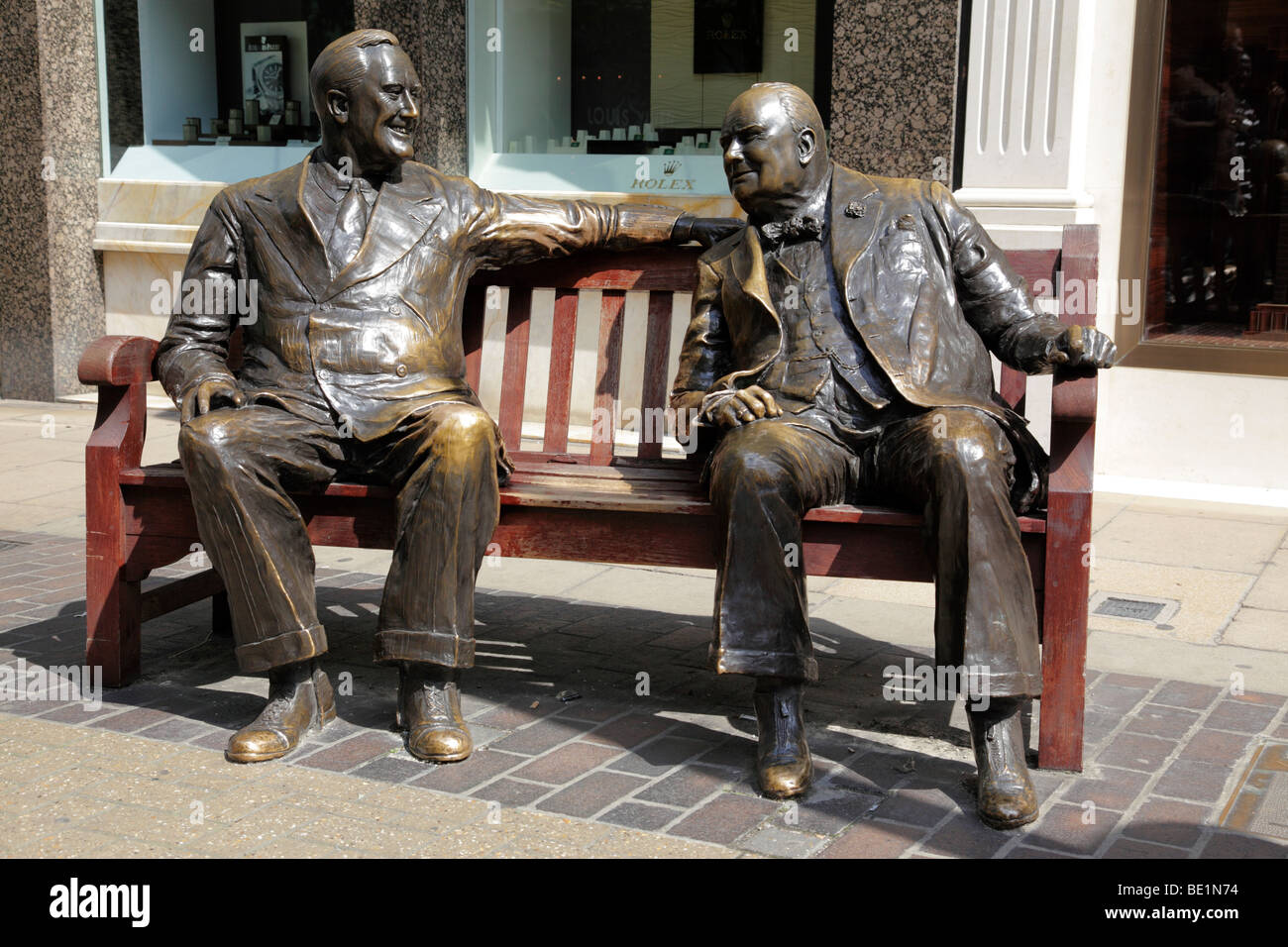 Bronzestatuen von Churchill und Roosevelt Darstellung des zweiten Weltkriegs Staatsmänner sitzen auf einer Bank bond street London uk Stockfoto