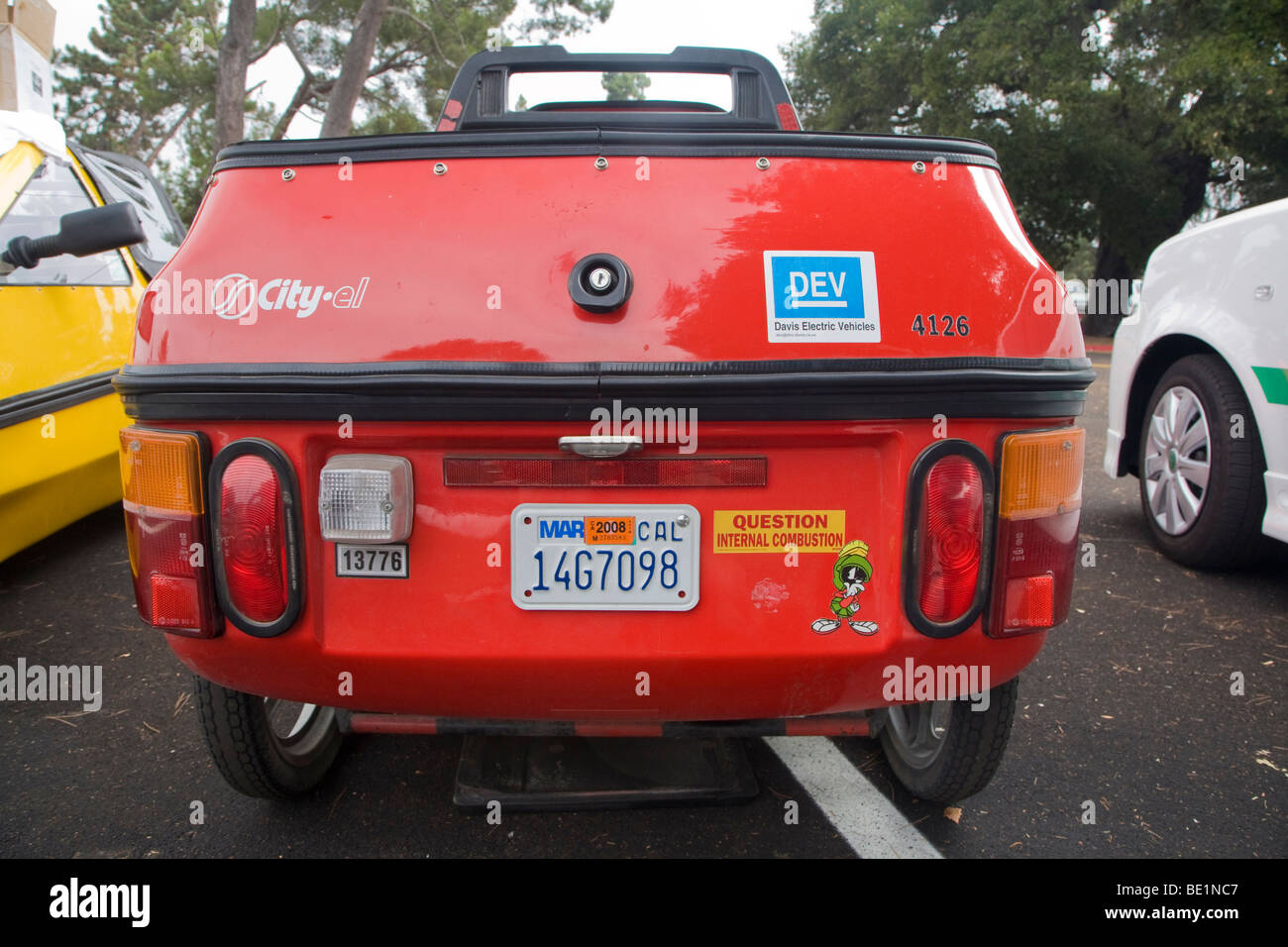 Eine hintere Ansicht eine rote CityEl (hergestellt von CityCom AG) ein drei-Rad-Elektro-Auto in eine Parkbucht. Stockfoto
