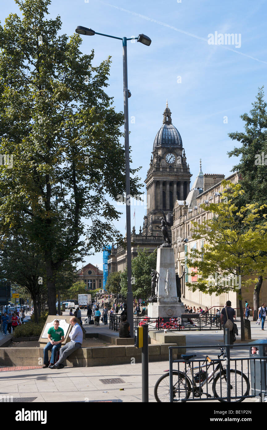 Die Headrow mit Blick auf die City Art Gallery und Rathaus, Leeds, West Yorkshire, England Stockfoto