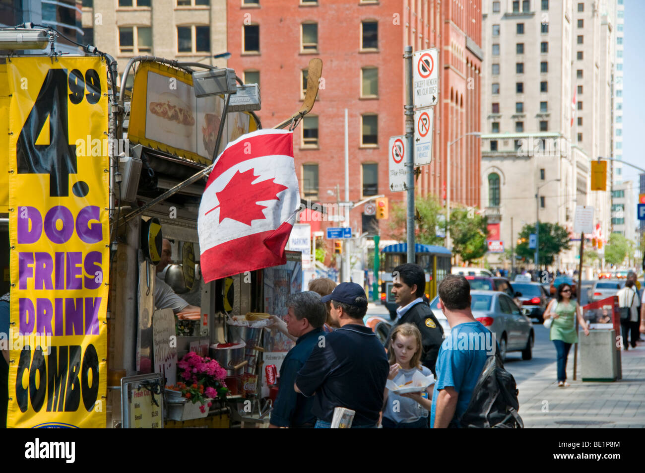 Menschen kaufen Lebensmittel aus Fast-Food-Van in die Innenstadt von Toronto, Kanada, Ontario, Nordamerika Stockfoto
