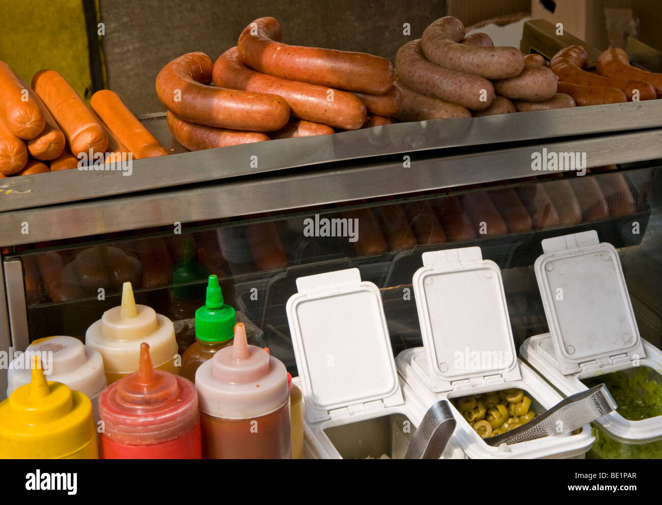 Hot Dogs & Begleitungen auf Hot-Dog-Stand Stockfoto
