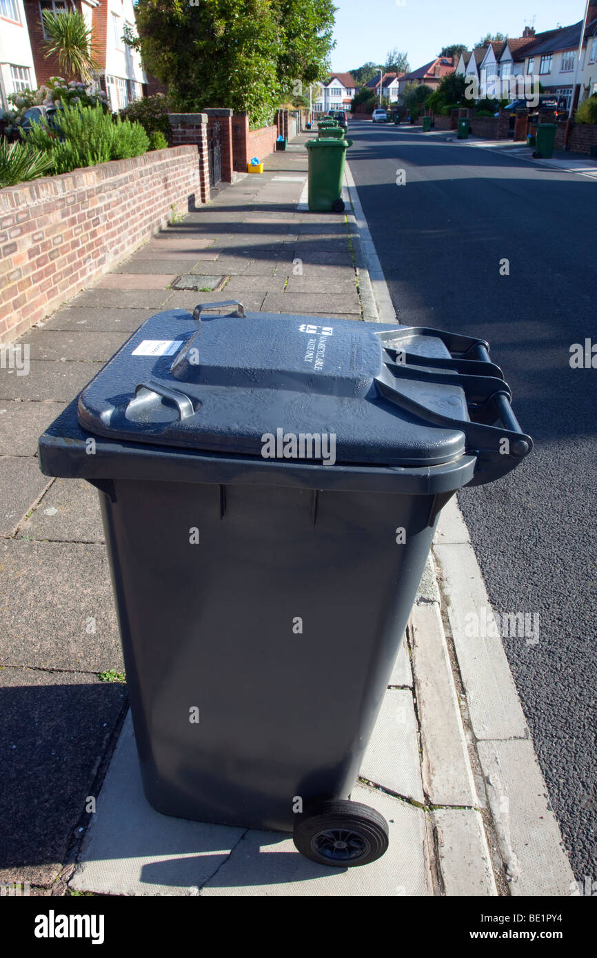 „bin Blighted“ Streets nicht recycelbarer Abfall UGLY Clutter Wheelie Mülltonnen, Haushaltskörbe am Straßenrand in Highfield Road, Southport, Merseyside UK Stockfoto