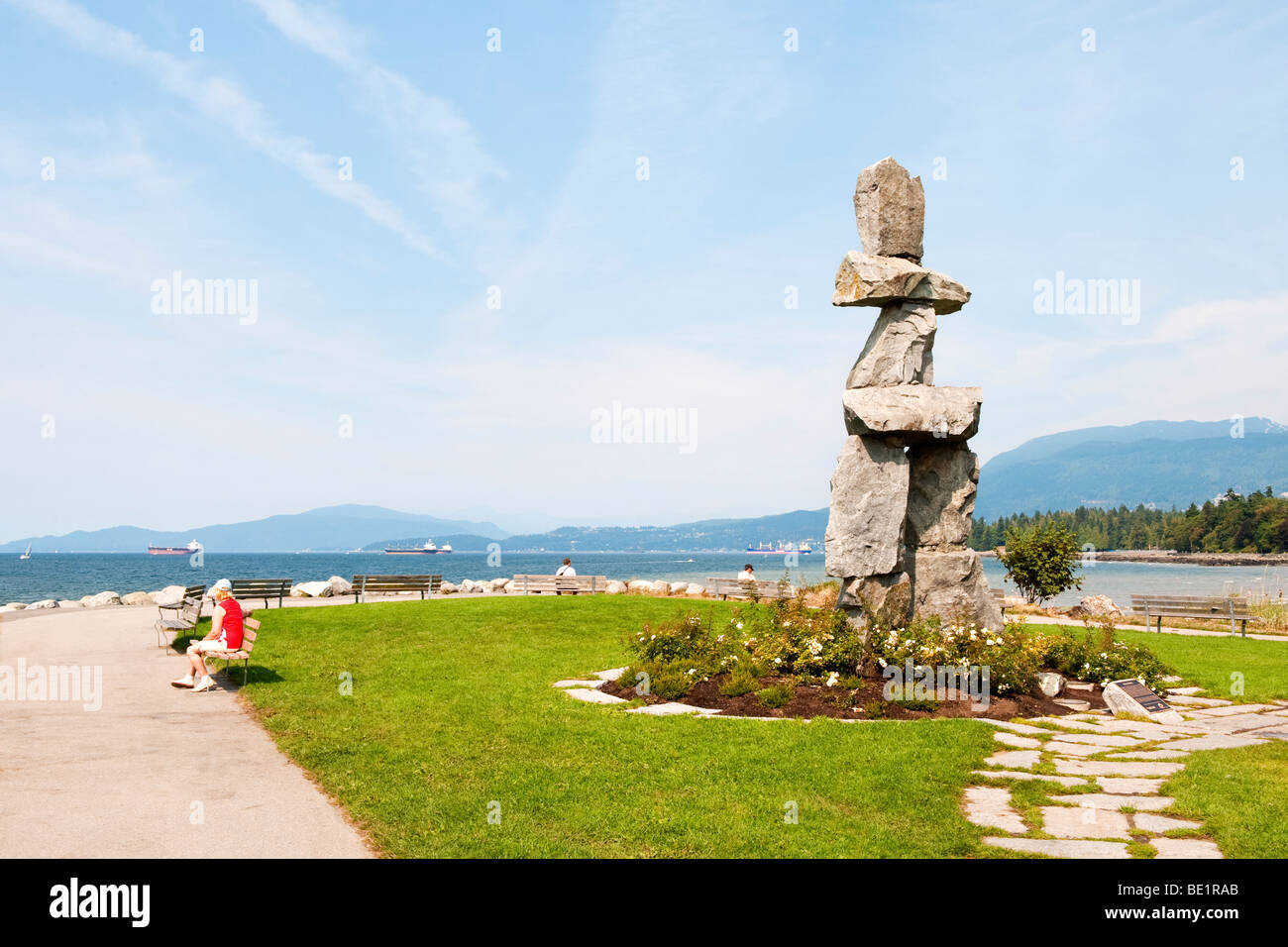 Inukshuk, traditionelle Inuit-Wahrzeichen und Navigation zu unterstützen, in der Nähe von English Bay in Vancouver, Kanada.  Gebaut von Alvin Kanak, 1986. Stockfoto