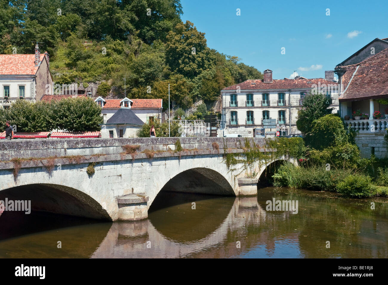 Brücke über den Fluss Dronne, Brantome, Dordogne, Frankreich Stockfoto