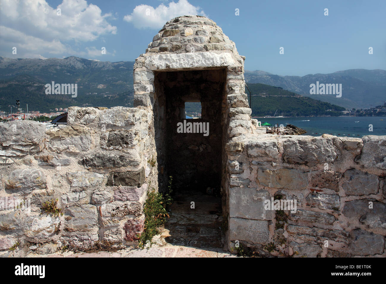 Die Stadtmauer, Altstadt von Budva, Montenegro. Stockfoto