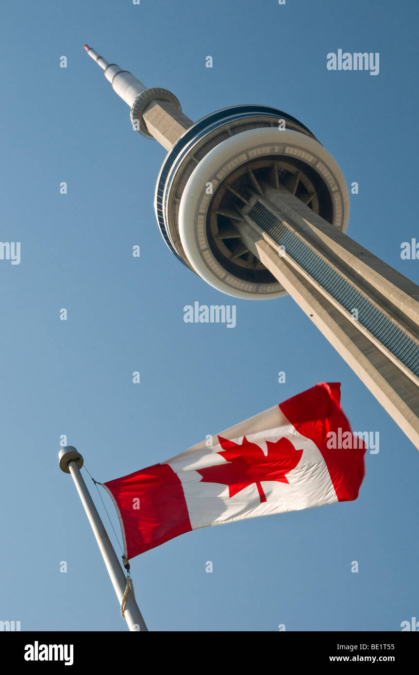 Einen dramatischen Blick auf den CN Tower und kanadischen Nationalflagge, Toronto, Ontario, Kanada, Nordamerika Stockfoto
