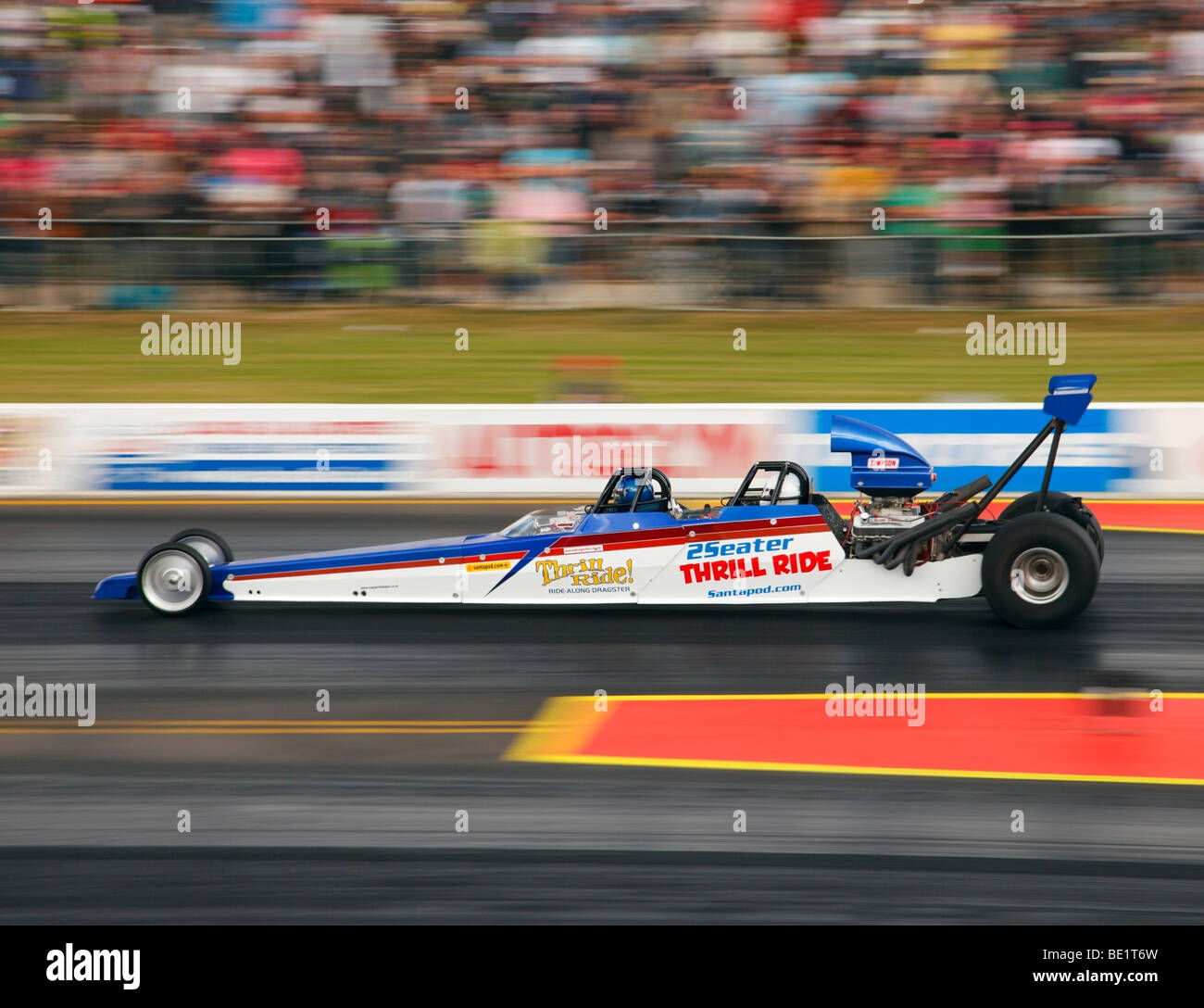 Zwei Sitzer Thrill Ride Dragster. Santa Pod Raceway, England, UK. Stockfoto