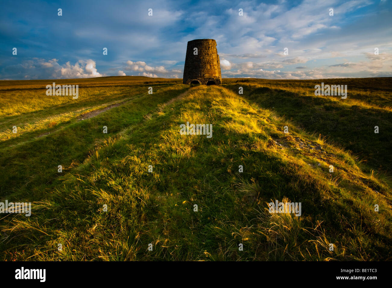 England, Northumberland, North Pennines. Die Reste einer alten Schmelzhütte Schornstein auf Dryburn Moor in der Nähe von Allendale. Stockfoto