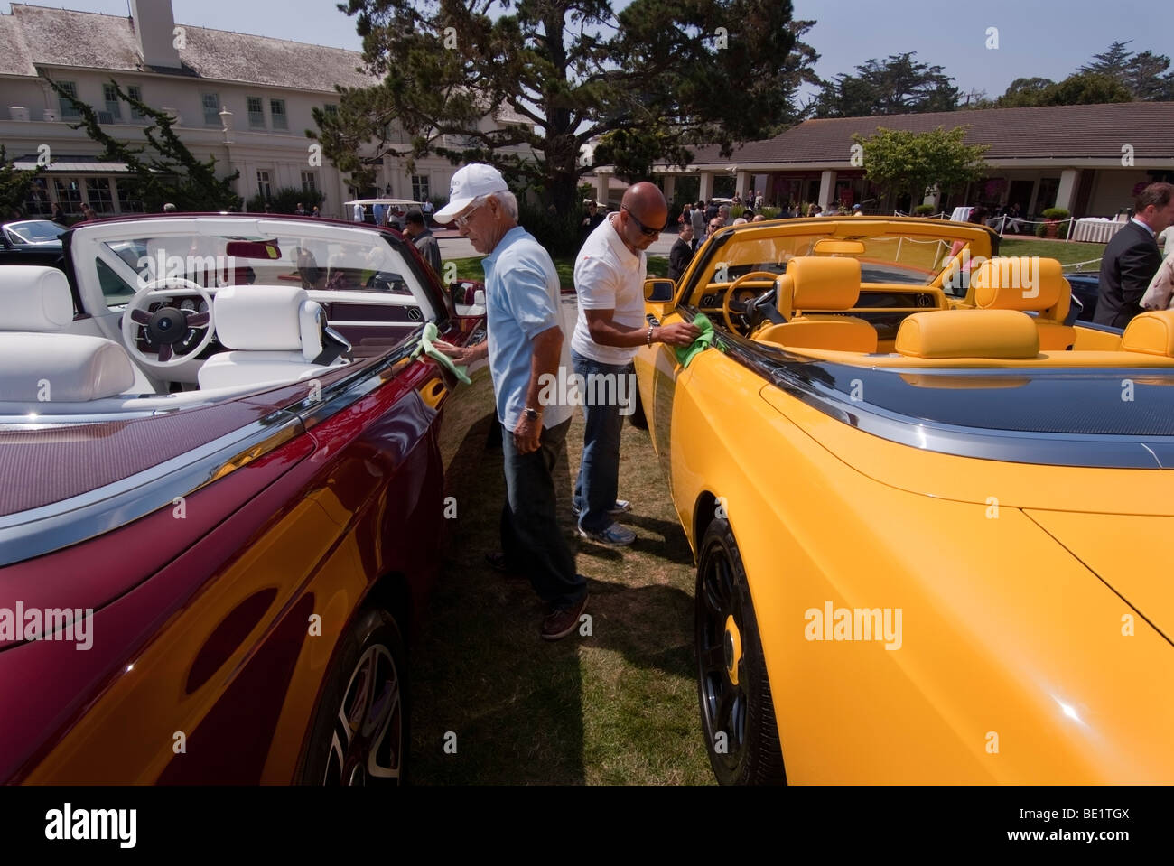 Arbeiter, die Reinigung 2009 (gelb) und 10 (rot) Rolls-Royce Drop Head Phantom Coupés beim 2009 Pebble Beach Concours d ' Elegance Stockfoto