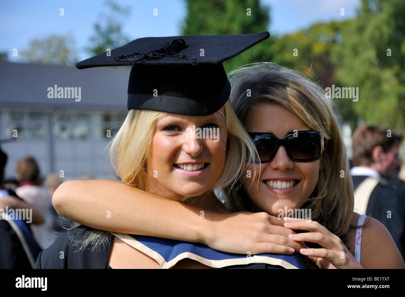 Junge weibliche Hochschulabsolvent mit ihrer Schwester, Oxford Brookes University, Headington, Oxfordshire, England, Vereinigtes Königreich Stockfoto