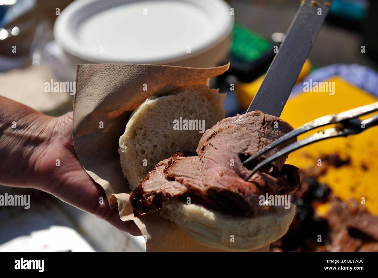 Platzieren von Scheiben Roastbeef in roll Stockfoto