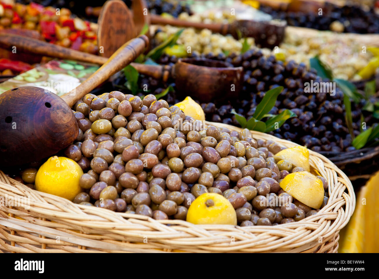 Oliven zum Verkauf auf dem Markt in Saint Remy de Provence Frankreich Stockfoto