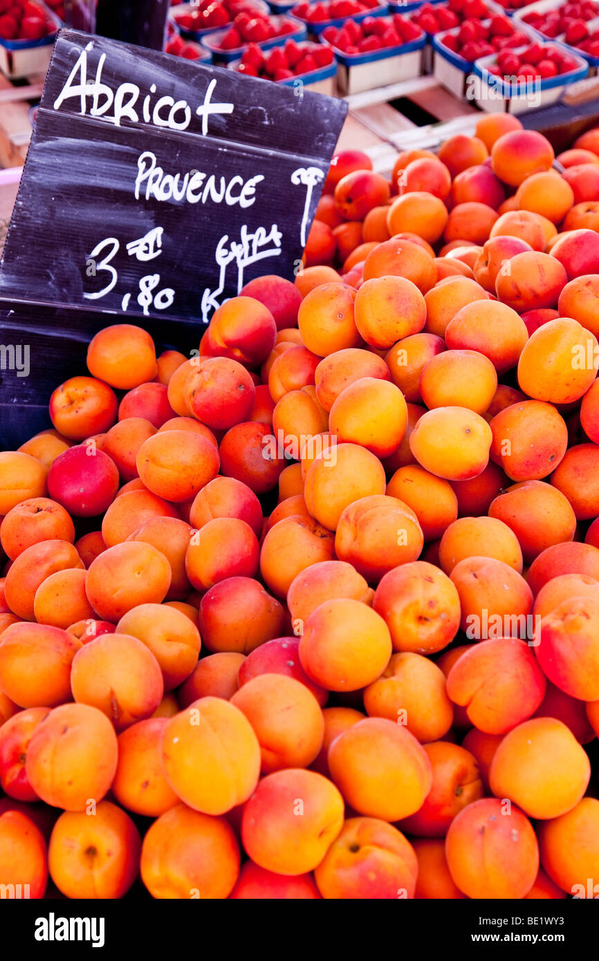 Aprikosen zum Verkauf auf dem Markt in Saint Remy de Provence Frankreich Stockfoto